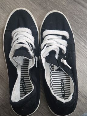 Soda Black and White Low-Top Sneakers